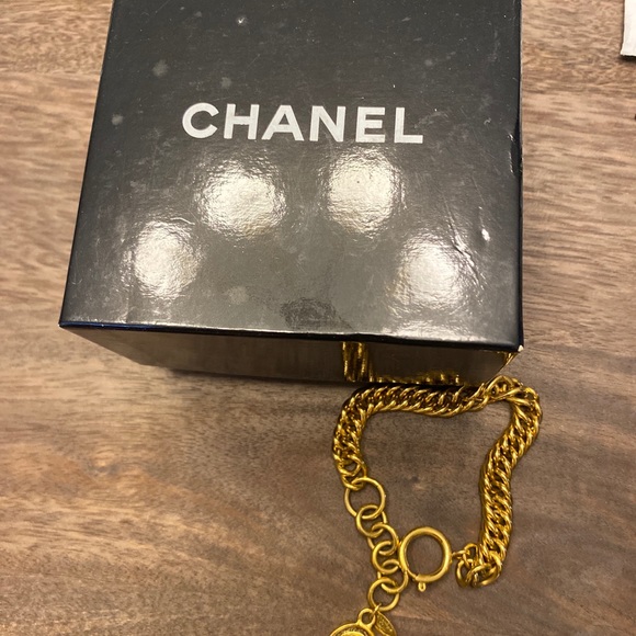 Vintage authentic Chanel crown motif bracelet - Picture 6 of 6